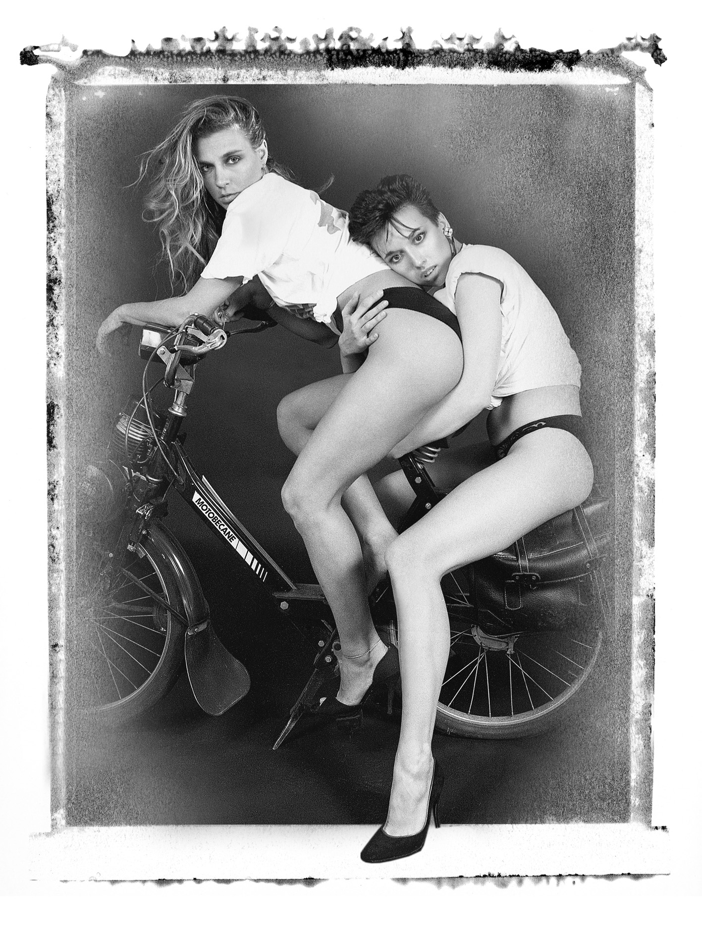 OLGA ET EVELYNE SOLEX NB small.jpg